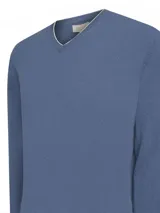 Sweater azul de cashmere con cuello en V y borde en contraste.