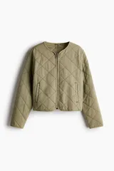 Campera acolchada color verde oliva, de corte recto, con cuello redondo, cierre frontal y bolsillos insertados.