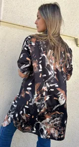 Camisa larga estilo kimono con cuello mao y mangas cortas, con estampado abstracto en tonos negro, blanco y marrón.