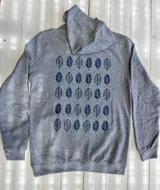 Hoodie gris oscuro con capucha y cordones ajustables. Estampado en la espalda con diseño de hojas en tonos naranja y beige.