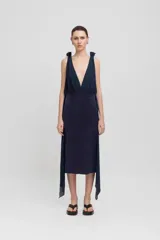 Vestido midi azul marino de cupro con escote en pico profundo y tirantes de crepe en contraste.