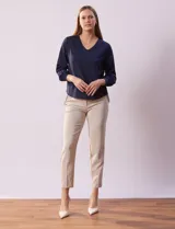 Blusa azul marino de gasa con escote en V y mangas largas con puño.