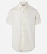 Camisa de manga corta color crema, confeccionada en viscosa con textura de rombos.