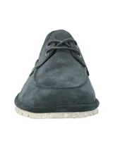 Mocasín beige de cuero con cordones y suela blanca.