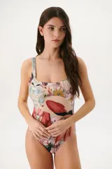 Malla enteriza con estampado de flamencos y flores.