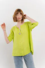 Blusa verde salvia de lino, con escote en V, manga corta y un botón de madera al frente.