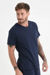 Remera de manga corta azul marino con cuello en V.