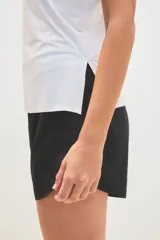 Musculosa deportiva blanca con logo pequeño en el pecho.