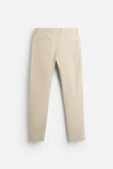 Pantalón chino azul marino, corte skinny fit, confeccionado en tejido de algodón con elasticidad. Cuenta con bolsillos frontales y traseros de vivo. Cierre frontal con cremallera y botón.