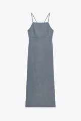 Vestido midi de tirantes finos color gris, con escote recto y espalda descubierta con tirantes cruzados.
