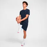 Pantalón corto azul de entrenamiento con tecnología Dri-Fit, diseño ajustado y cintura elástica con cordón.