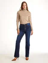 Jean bootcut azul oscuro de tiro alto, con cierre de botones frontales, pierna recta y terminación bootcut. Incluye bolsillos delanteros y traseros.