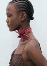 Vestido midi marrón de tirantes finos con detalle de lazo en el escote y efecto arrugado.