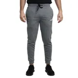Pantalón de jogging gris con cordón ajustable en la cintura, bolsillos laterales y logo estampado en blanco en el muslo izquierdo.