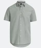 Camisa celeste de manga corta, corte comfort, con cuello abotonado y cierre frontal con botones.