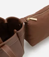Bolso shopper grande color marrón, con costuras en contraste, doble asa de mano y correa larga desmontable. Incluye bolsillo interno desmontable.
