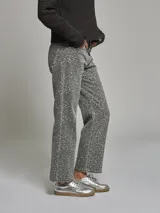 Pantalón de jean con estampado animal print en tonos grises.