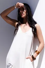 Vestido largo de tirantes color azul con estampado floral blanco en el lateral inferior.