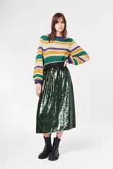 Falda larga negra con lentejuelas y forro interior.