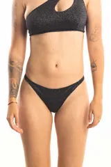 Bombacha less forrada color negro con lurex, de tiro bajo y laterales finos con tiras para atar.