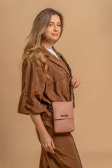 Bandolera tipo phone bag pequeña, color marrón claro, con correa de galón regulable. Tiene un compartimento principal y un bolsillo adicional con tapa.