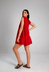Vestido corto bordó con calados, escote en V y mangas cortas con volados.