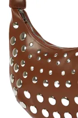 Cartera tipo media luna color negro, con correa ajustable y detalles de tachas plateadas de diferentes tamaños distribuidas por toda la superficie.