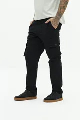 Pantalón cargo color beige, sin puños, con cuatro bolsillos con botón y pasa cintos.