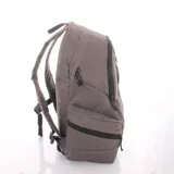 Mochila Caterpillar color rosa con logo negro estampado en el frente. Tiene un compartimento principal con cierre, un bolsillo frontal con cierre vertical y dos bolsillos laterales con cierre. Las correas son ajustables y acolchadas.