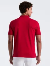 Polo roja de piqué de algodón orgánico, corte recto, cuello con solapa y logo bordado en el pecho.