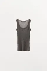 Top gris de punto con hilo metalizado, escote redondo y tirantes anchos.
