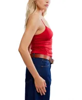 Top negro de jersey suave con copas triangulares y fruncido en el centro. Breteles finos regulables.