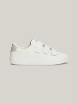 Zapatillas Tommy Jeans blancas de cuero, con suela cupsole y cierre de tres tiras de velcro.