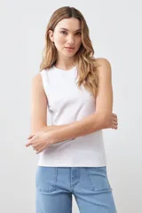 Top musculosa de punto canalé color lila.