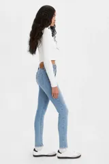 Jeans de tiro alto, corte super skinny y color celeste claro.