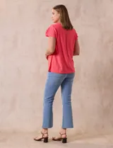 Blusa blanca de tejido pointelle con manga corta con volados y cuello redondo.