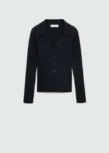Cárdigan negro de punto canalé con cuello polo y cierre de botones.