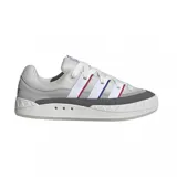 Championes Adidas Adimatic color gris claro con detalles en gris oscuro y blanco. Presentan las tres tiras características de Adidas en blanco con bordes en azul y rojo.