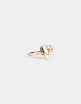Anillo dorado con dije de corazón tipo relicario.