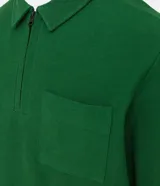 Buzo verde de algodón para hombre, modelo comfort con cuello polo con cremallera, mangas largas, bolsillo frontal y puños ajustados.