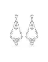 Aros colgantes plateados con forma de candelabro, con múltiples cristales blancos de diferentes tamaños y engarces.