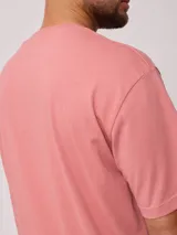 Remera negra de corte holgado confeccionada en algodón.