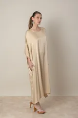 Vestido italiano tipo túnica, color dorado, de satén liso y calce holgado.