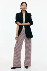 Pantalón de pierna amplia en punto suave a rayas horizontales color borgoña y blanco. Modelo con elástico revestido y cordón para ajustar en la cintura.