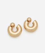 Caravanas de aro estilo bold con acabado dorado claro y cierre de tornillo con esfera. Fabricadas en material plástico con baño metálico.