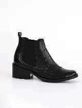 Bota corta negra de cuero con elástico lateral, punta fina y taco cuadrado.