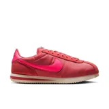Championes Nike Cortez color rojo con detalles en rosa.
