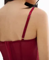 Corset color bordó con encaje, breteles finos y copas preformadas.