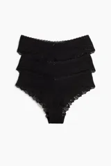 Pack de tres bombachas hipster negras de algodón con cintura estándar, refuerzo interior, cobertura media en la parte de atrás y detalles de encaje en la cintura y las piernas.