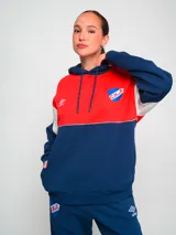 Hoodie de fútbol Umbro del Club Nacional de Football, con capucha y cordones ajustables. Diseño a bloques de color rojo, blanco y azul marino. Incluye logo de Umbro y escudo del club en el frente.